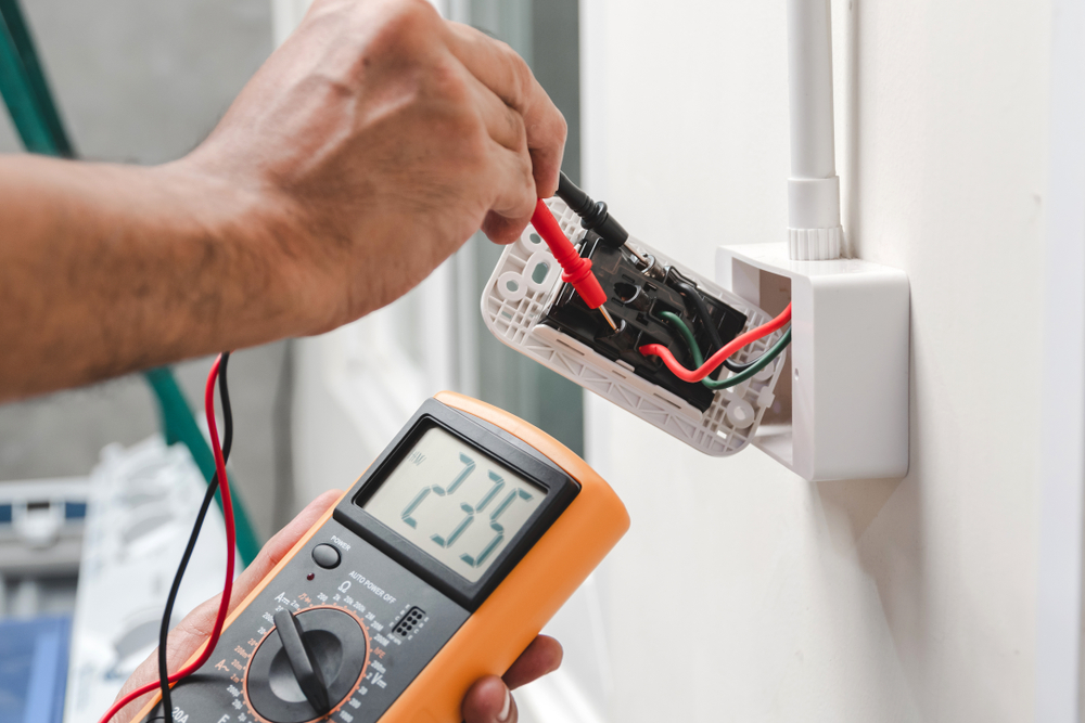 Electrician,Is,Using,A,Digital,Meter,To,Measure,The,Voltage